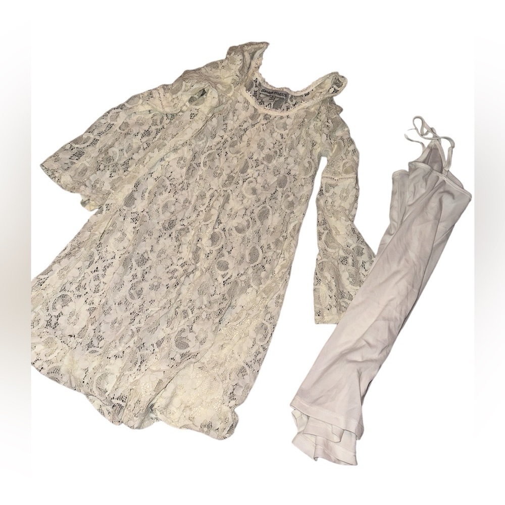 Cute lace dress with base slip that goes underneath size (M)